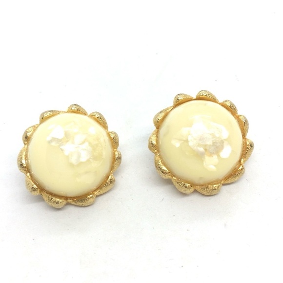 VINTAGE HOBE LUCITE CONFETTI CLIP ON EARRINGS GOLD TONE CUSTARD YELLOW BUTTON - Picture 6 of 14